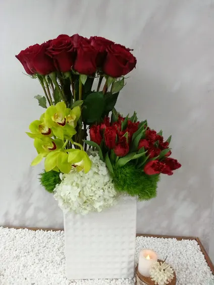 muguet-flowers-same-day-delivery-beverly-Tulips-Delight-Arrangement-1.webp